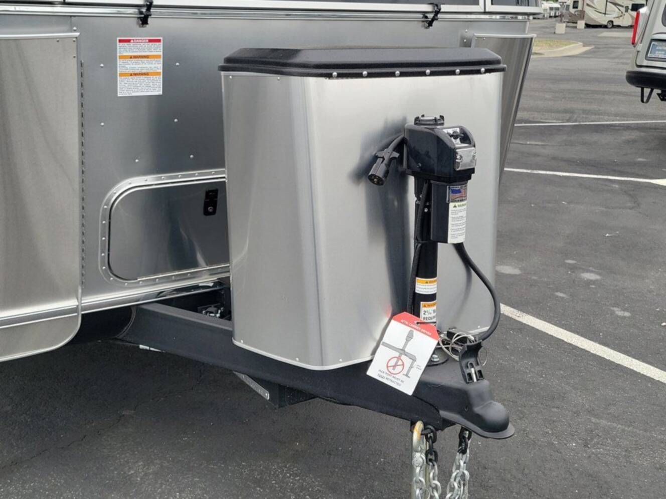 A photo of this 2026 Airstream Flying Cloud 27FB Queen Hatch