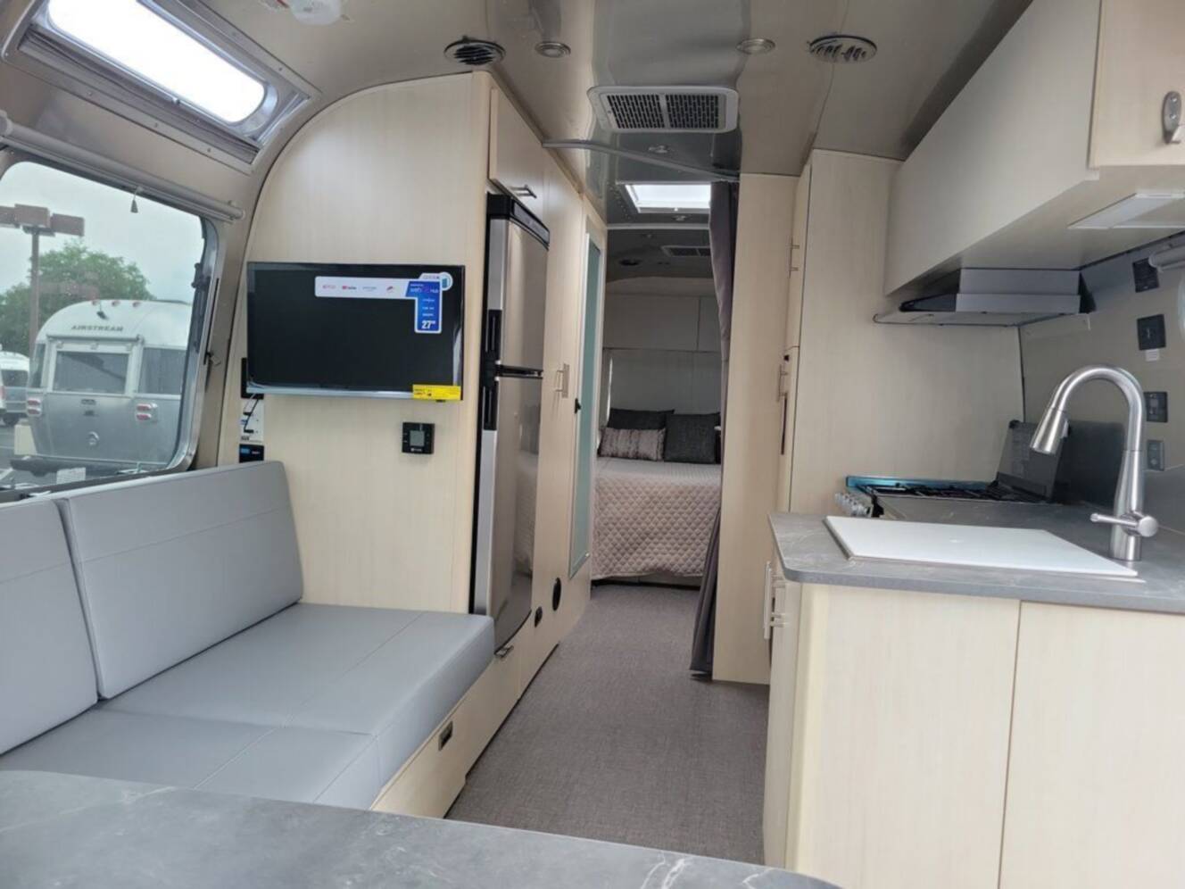 A photo of this 2026 Airstream Flying Cloud 27FB Queen Hatch