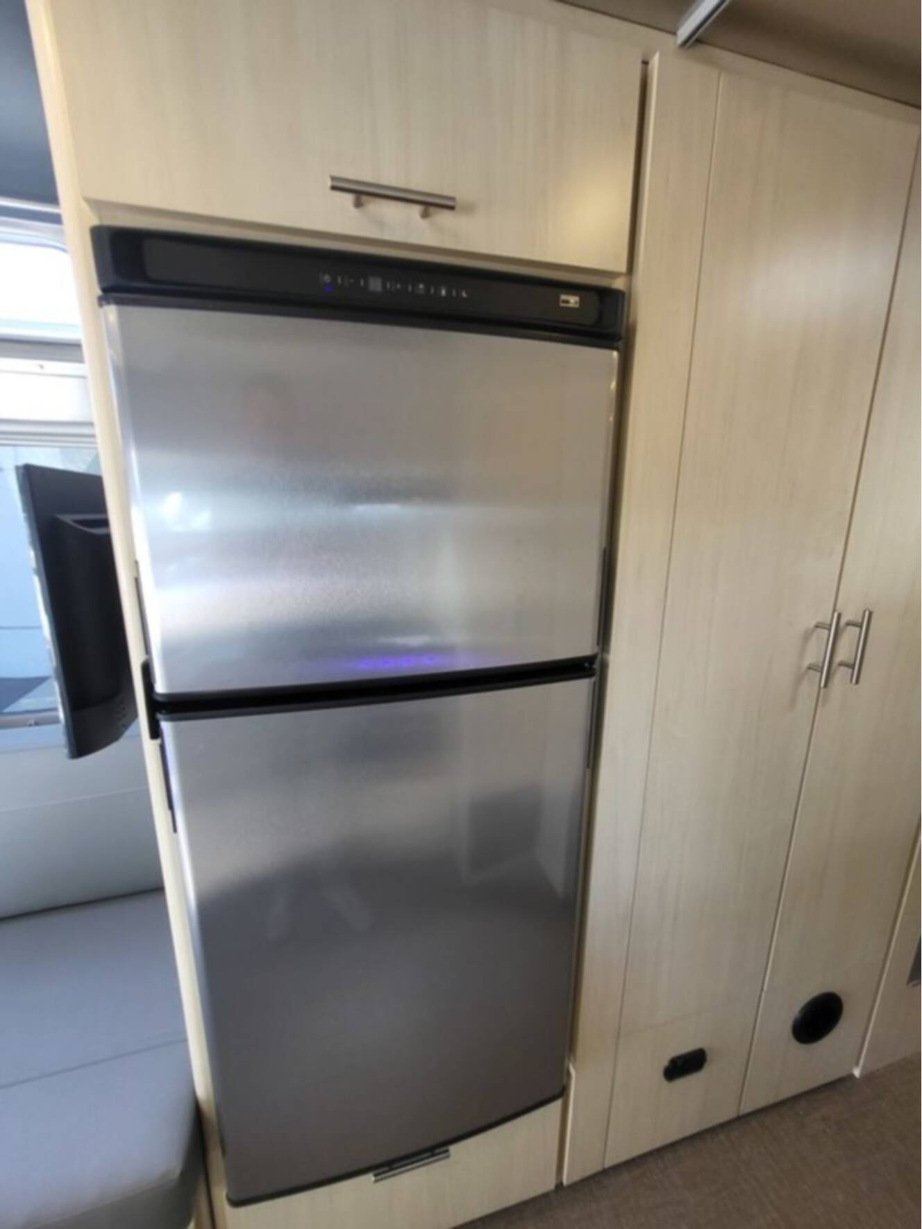 A photo of this 2026 Airstream Flying Cloud 27FB Queen Hatch