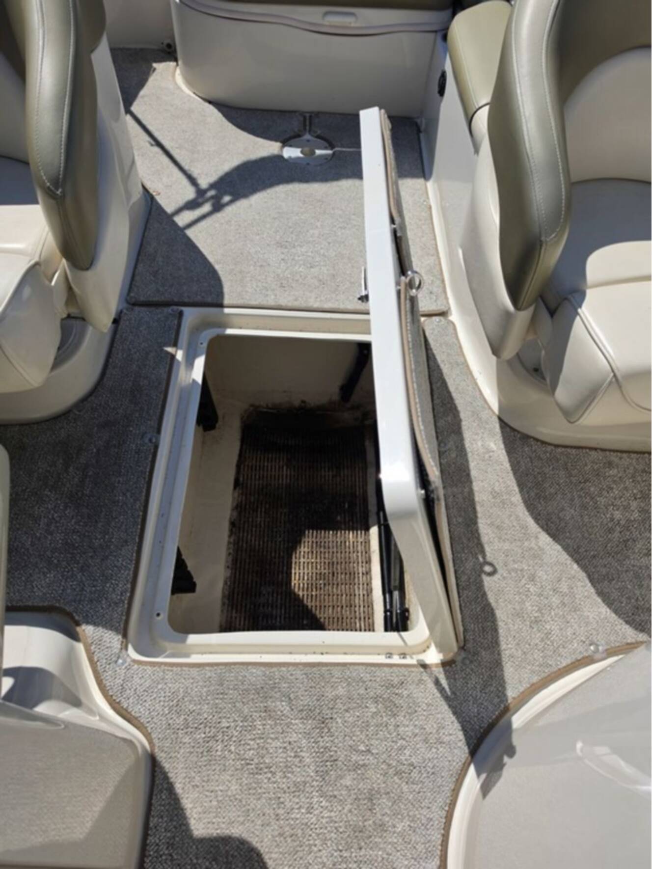 A photo of this 2005 Sea Ray 240 Sundeck