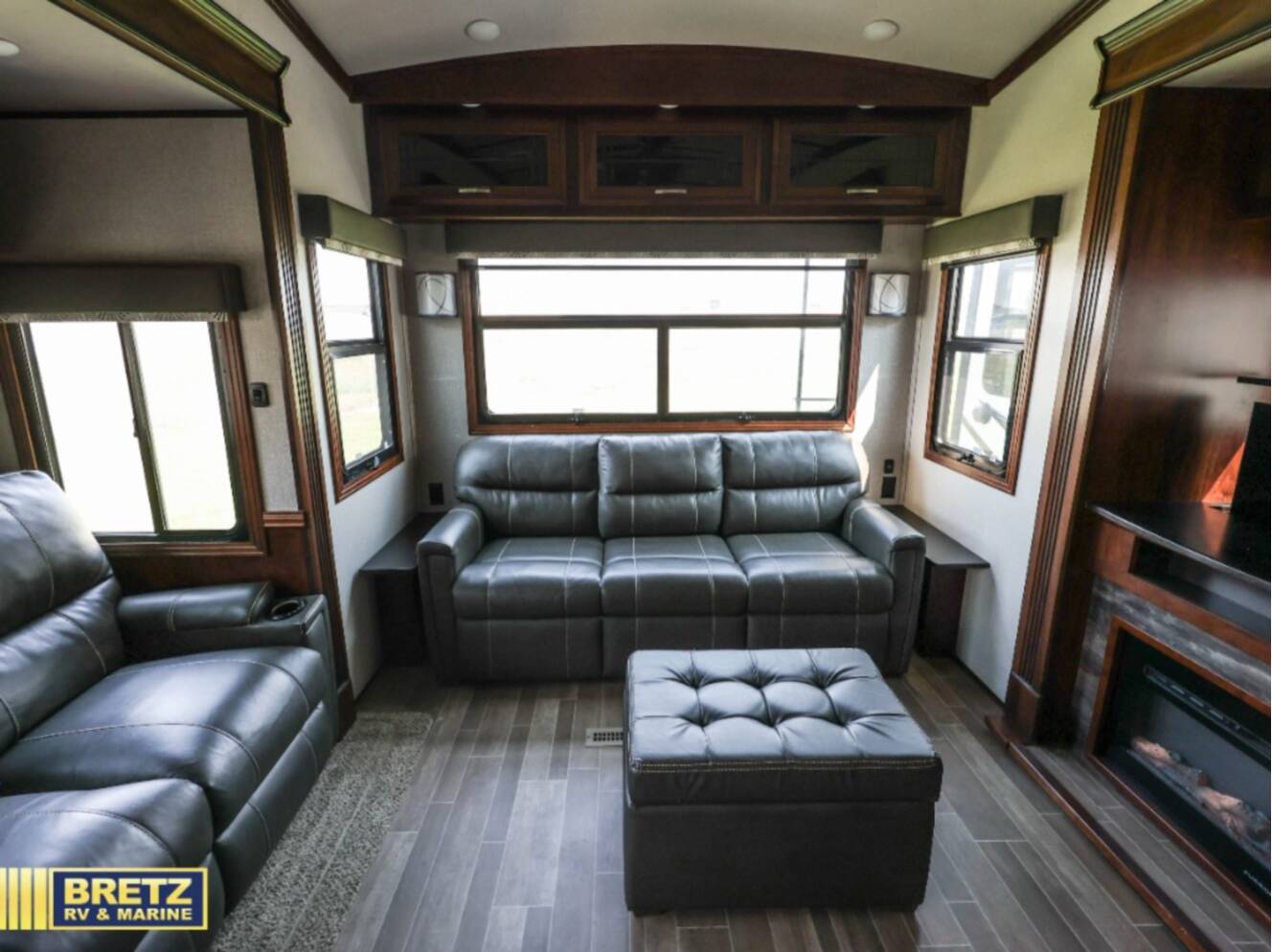 A photo of this 2019 Jayco Pinnacle 36SSWS