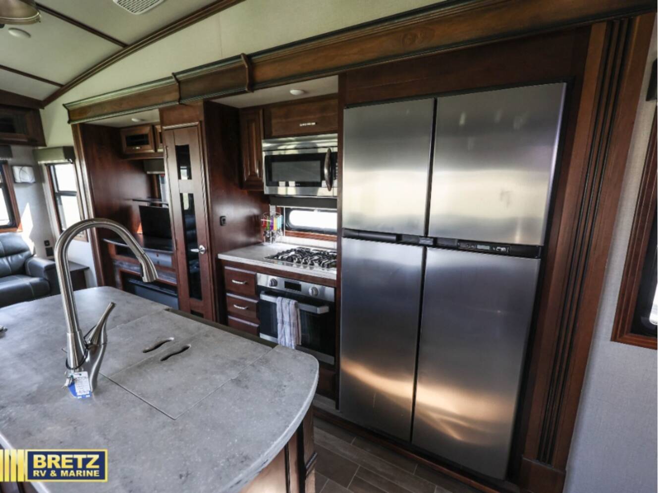 A photo of this 2019 Jayco Pinnacle 36SSWS
