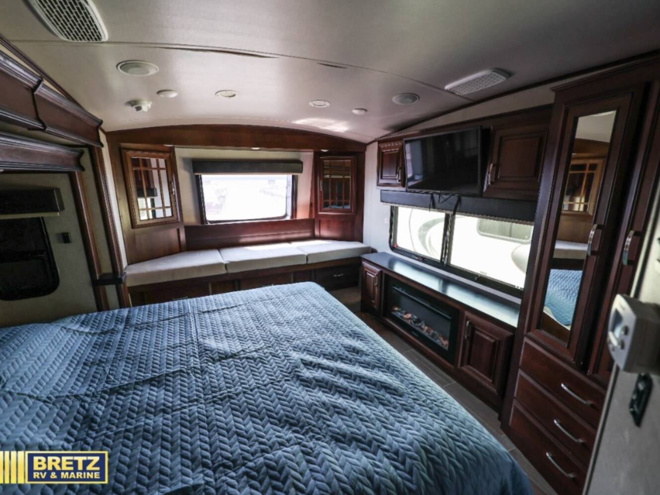 A photo of this 2019 Jayco Pinnacle 36SSWS