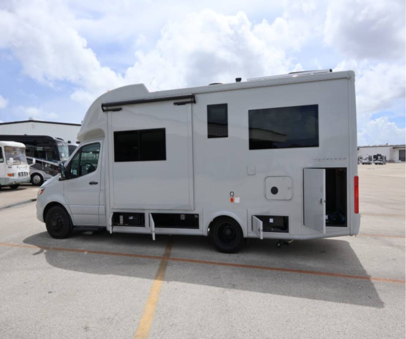 A photo of this 2027 Tiffin WAYFARER 25XLW