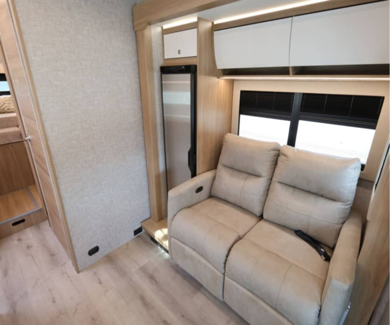 A photo of this 2027 Tiffin WAYFARER 25XLW