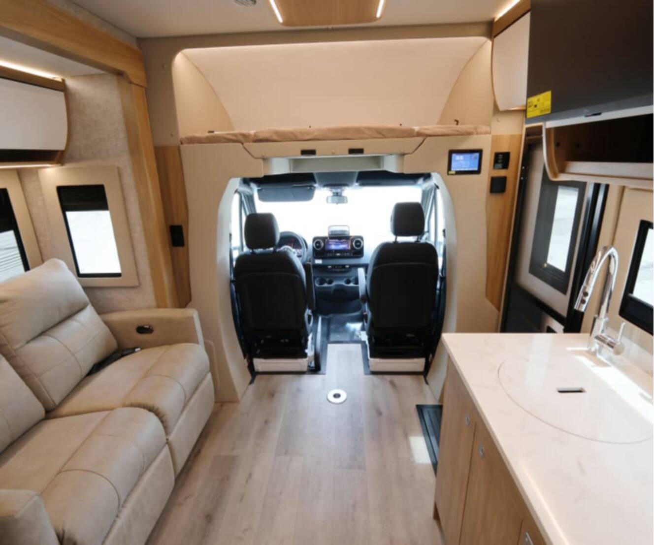 A photo of this 2027 Tiffin WAYFARER 25XLW