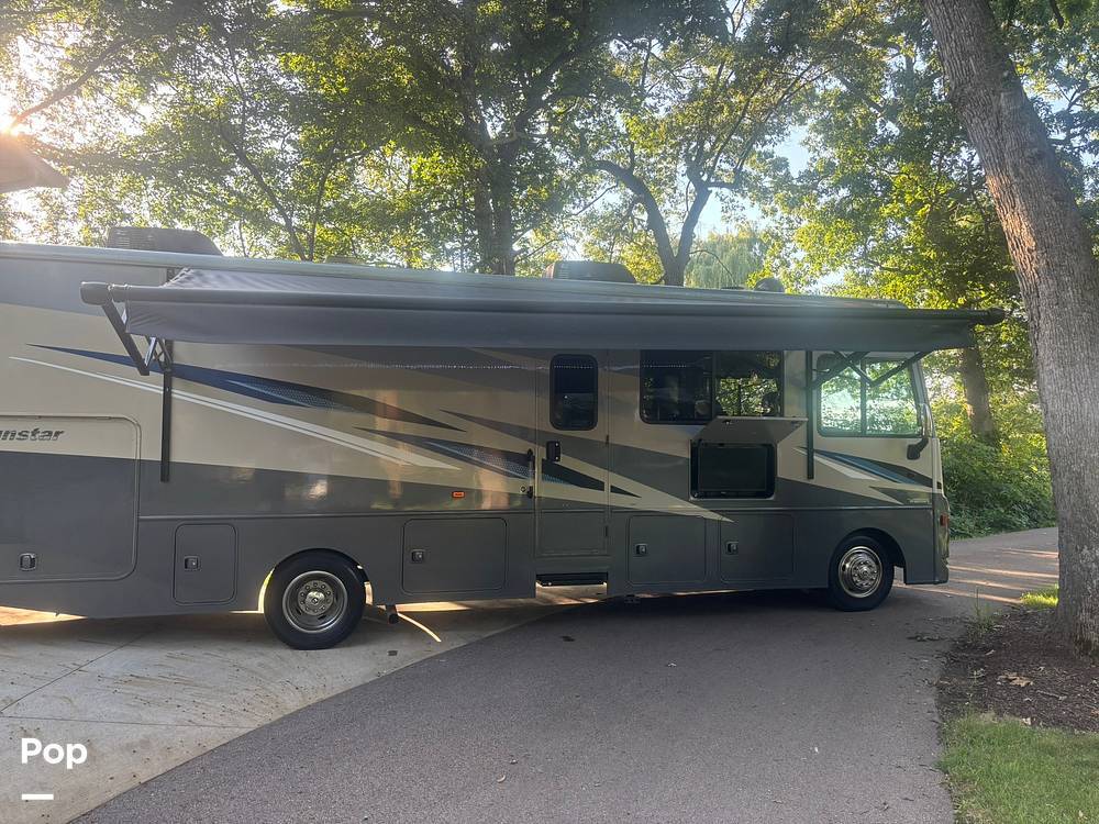 2022 Winnebago Sunstar 31B in cottage grove WI
