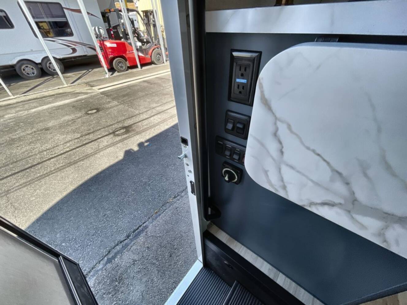 A photo of this 2027 Thor Motor Coach Geneva 21VT Chevy