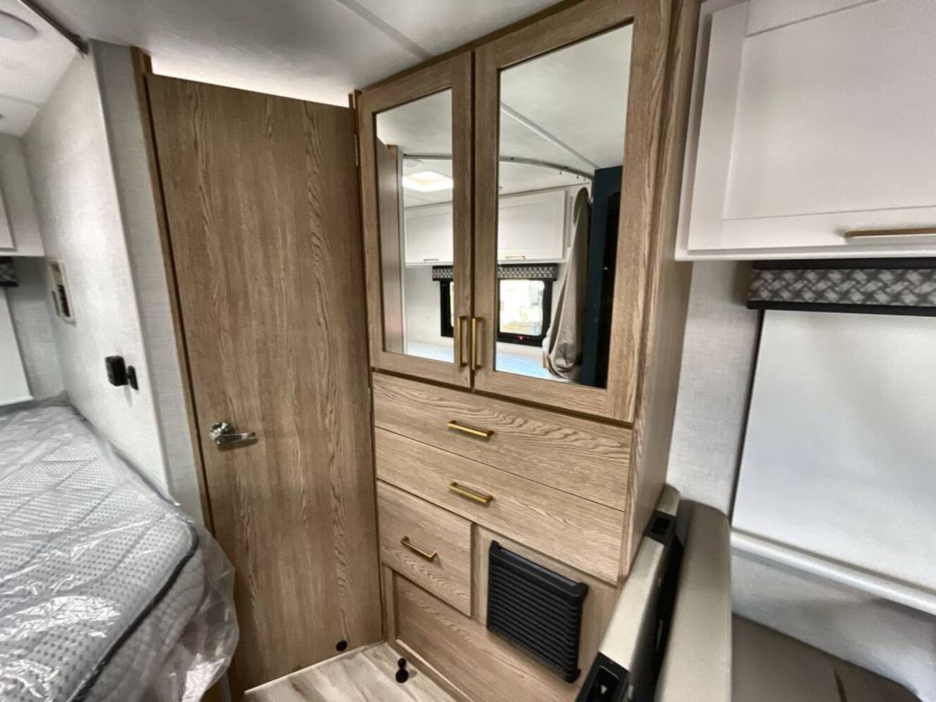 A photo of this 2027 Thor Motor Coach Geneva 21VT Chevy