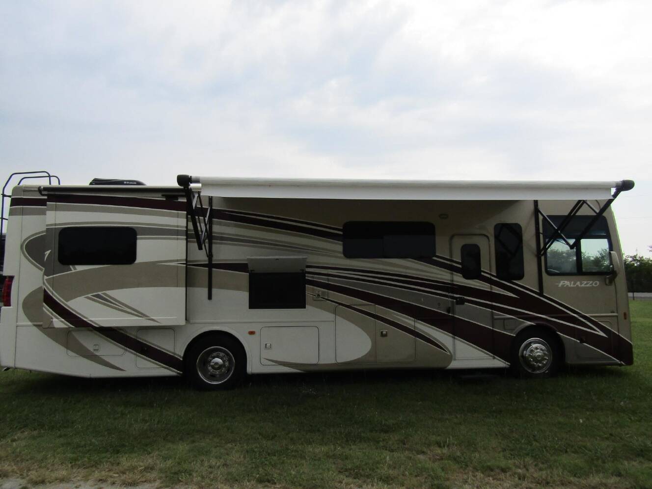 A photo of this 2016 Thor Motor Coach PALAZZO 33.2