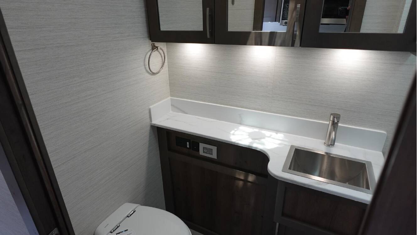 A photo of this 2027 Dynamax ISATA 6 31KS