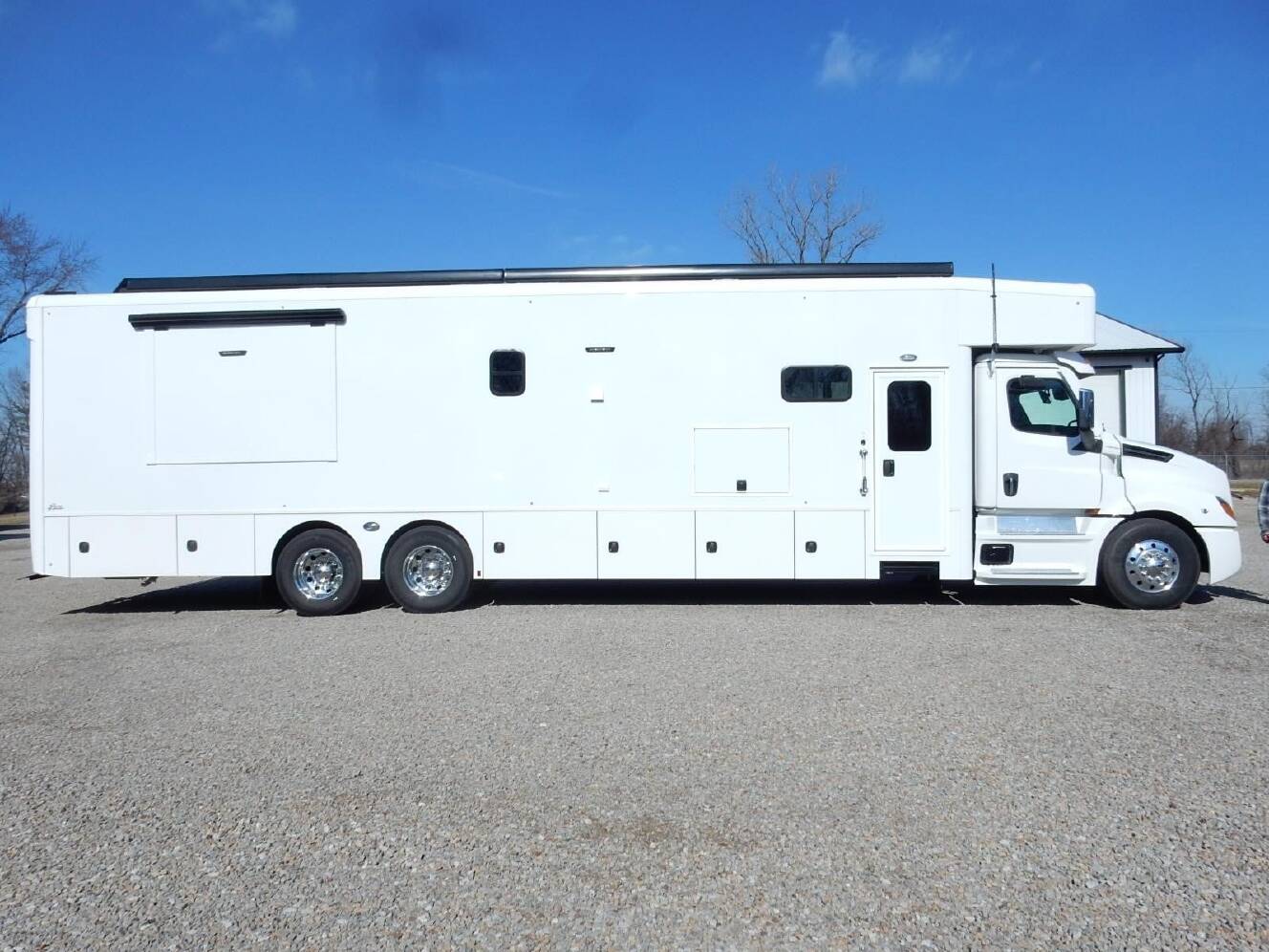 A photo of this 2027 Show Hauler SH1377T1-36