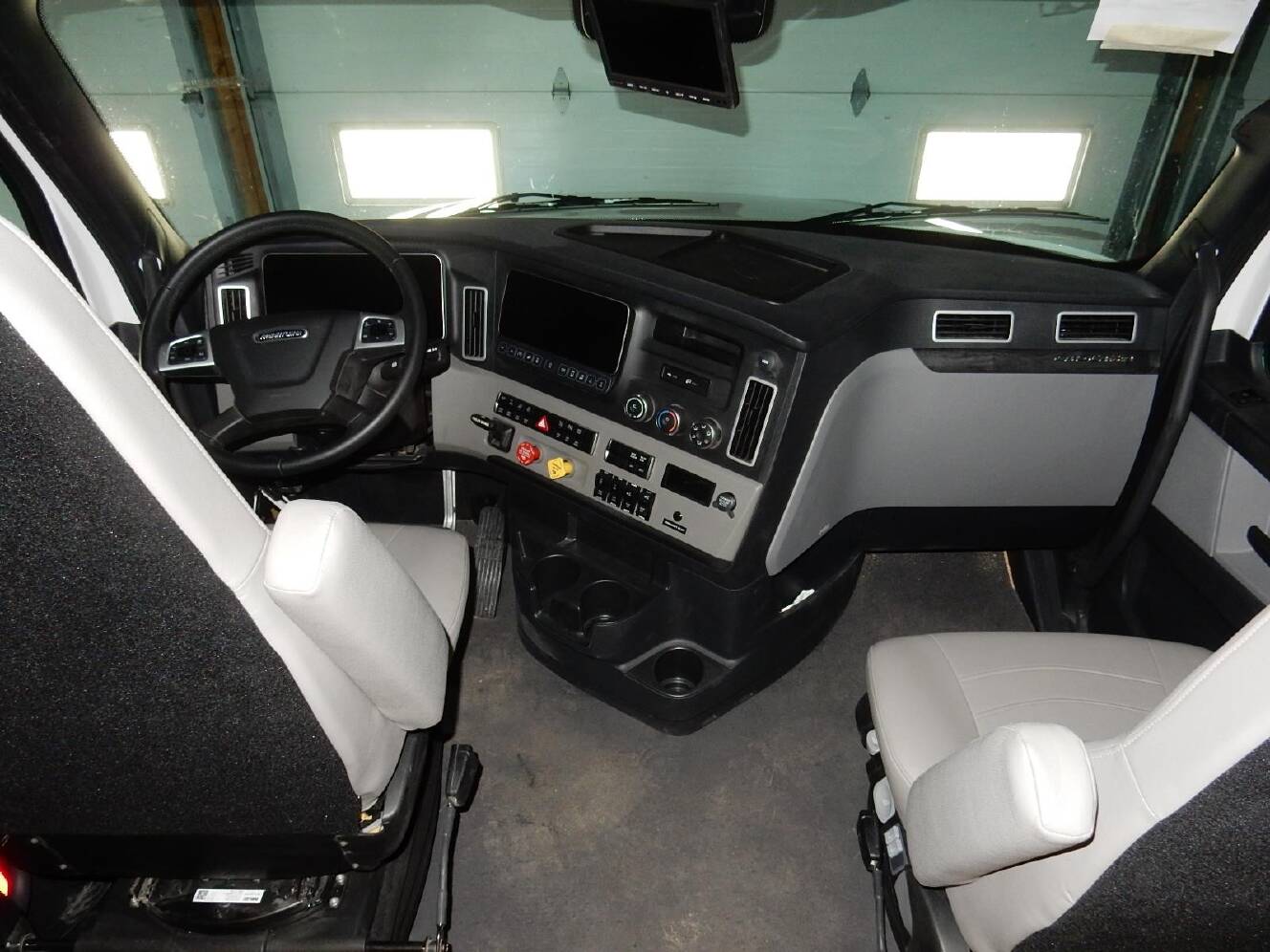 A photo of this 2027 Show Hauler SH1377T1-36