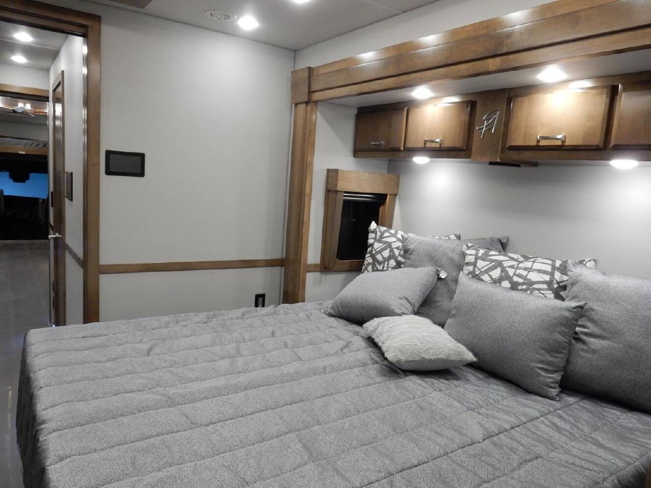 A photo of this 2027 Show Hauler SH1377T1-36