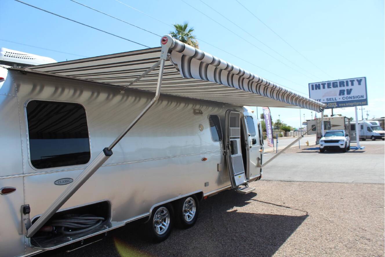 A photo of this 2017 Airstream CLASSIC 30RB
