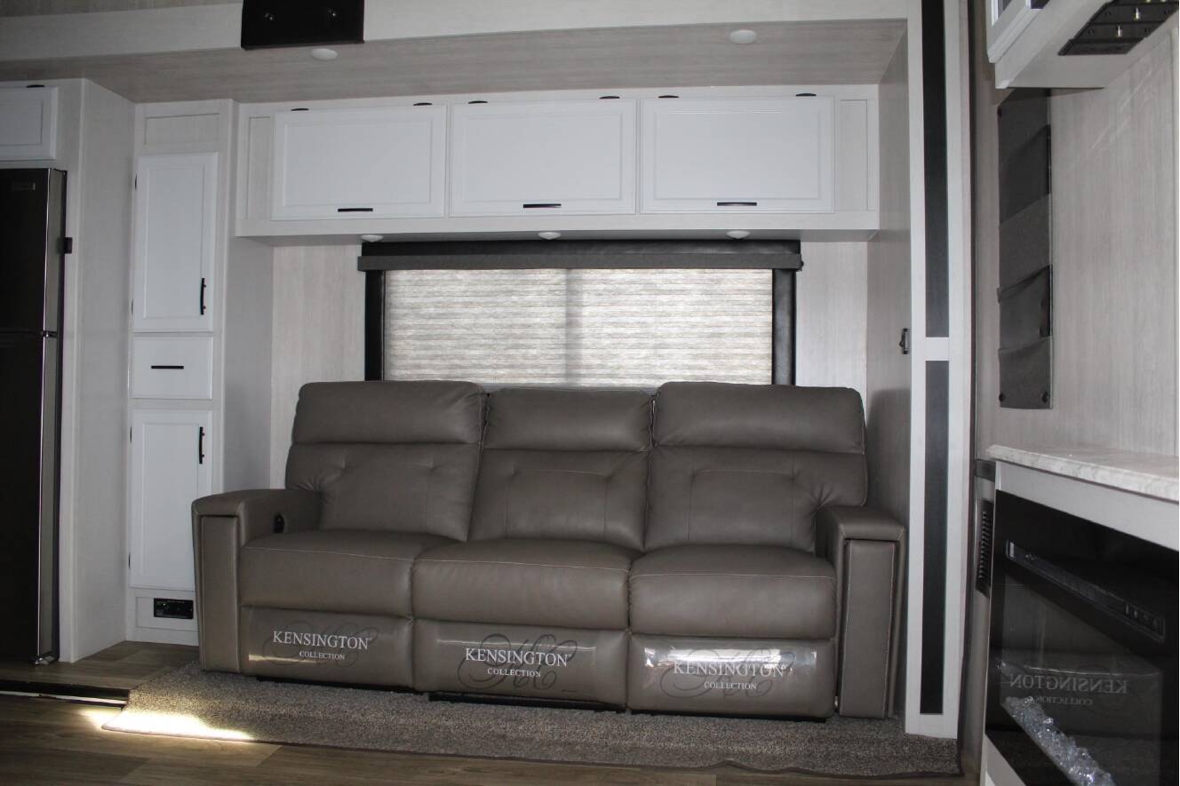 A photo of this 2024 Genesis Supreme GENESIS GCK405