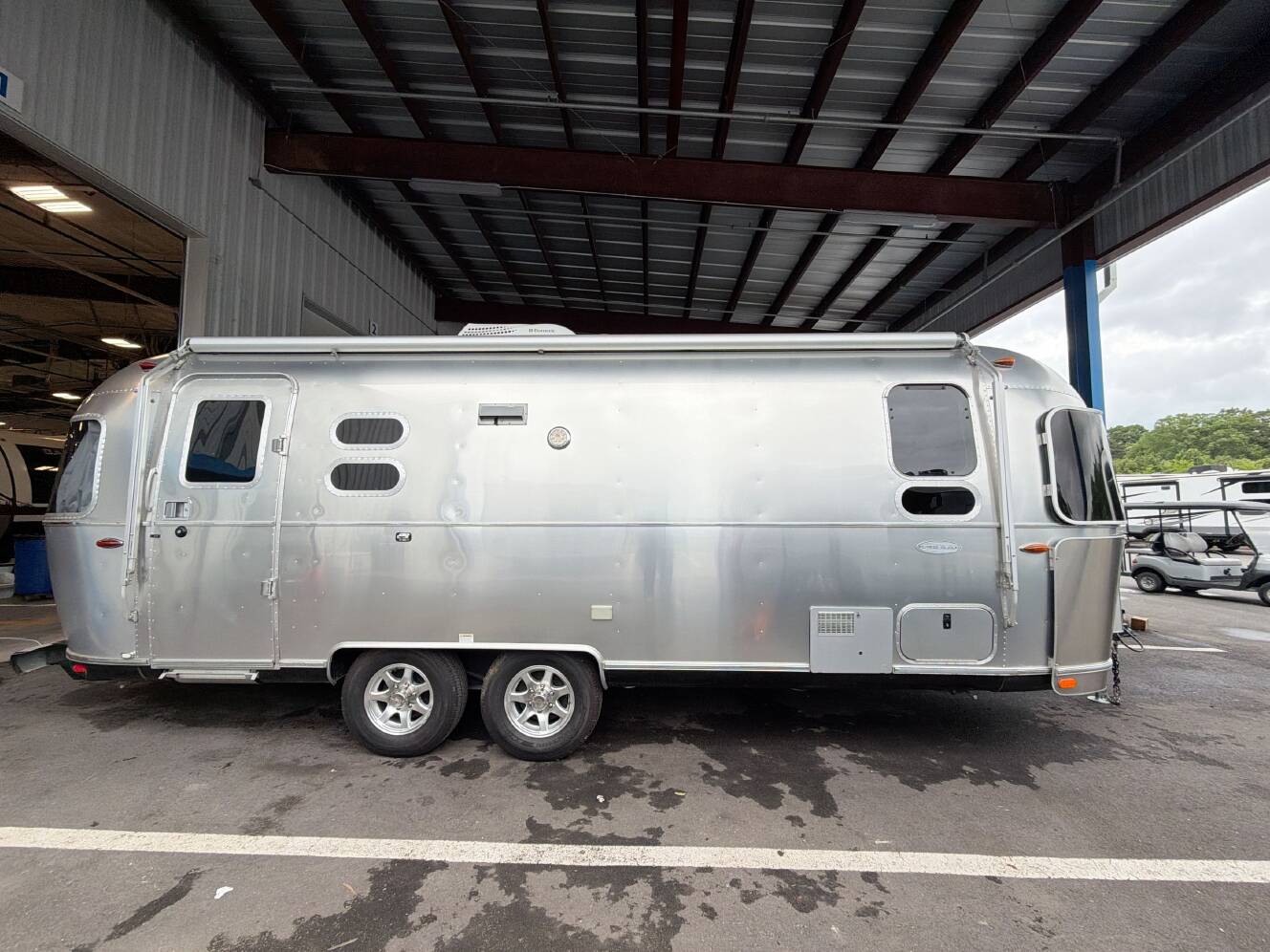 A photo of this 2017 Airstream FLYING CLOUD 25FB
