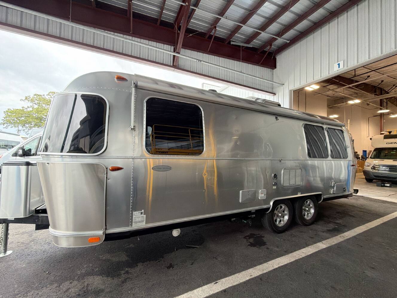 A photo of this 2017 Airstream FLYING CLOUD 25FB