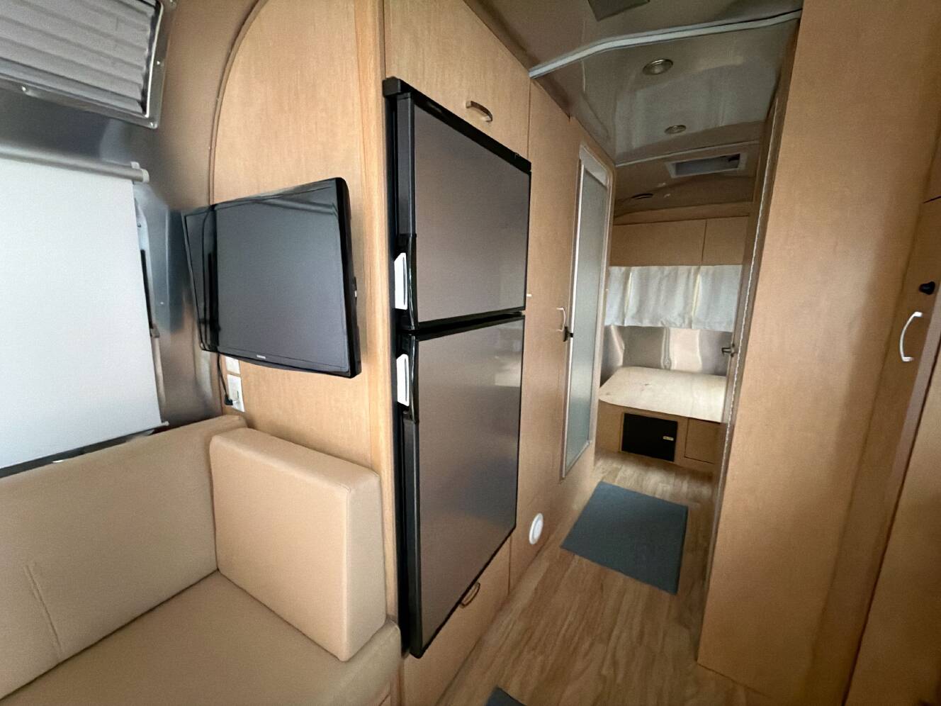 A photo of this 2017 Airstream FLYING CLOUD 25FB