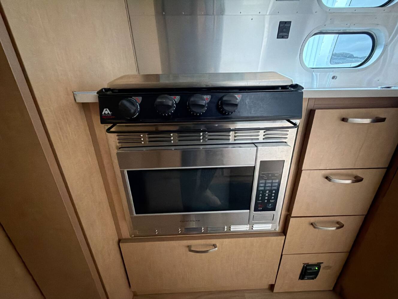 A photo of this 2017 Airstream FLYING CLOUD 25FB