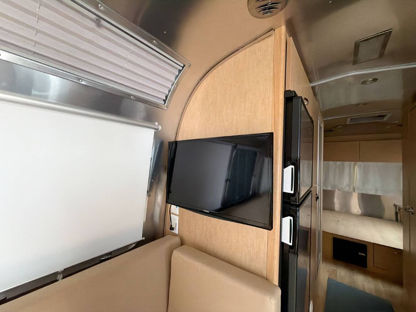 A photo of this 2017 Airstream FLYING CLOUD 25FB