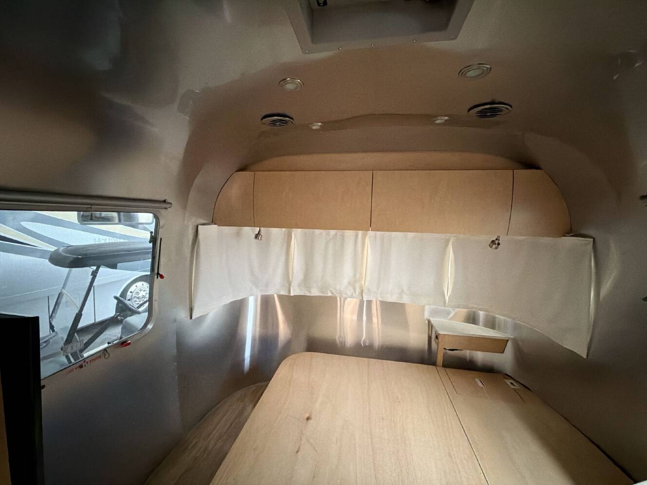 A photo of this 2017 Airstream FLYING CLOUD 25FB