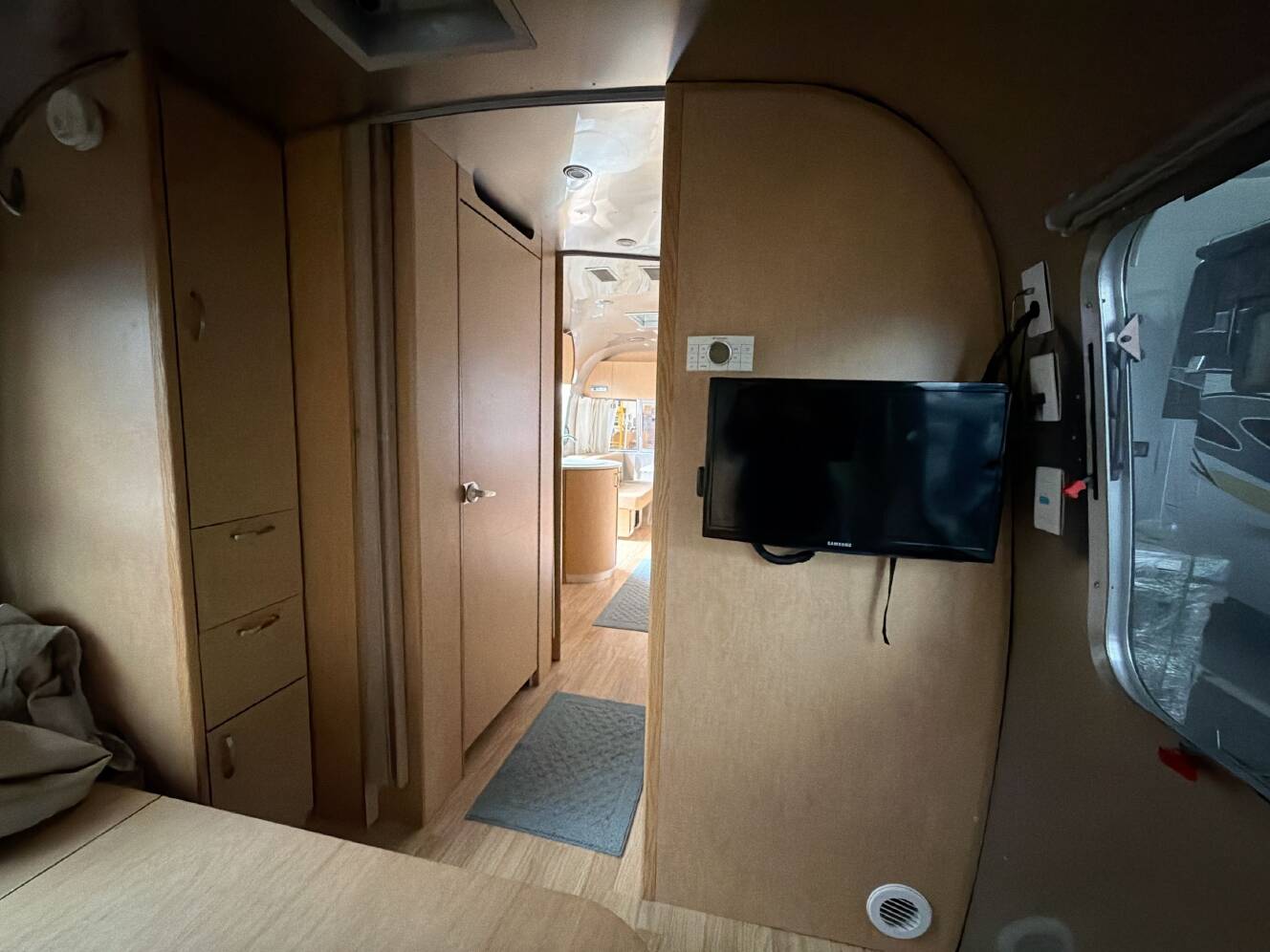 A photo of this 2017 Airstream FLYING CLOUD 25FB
