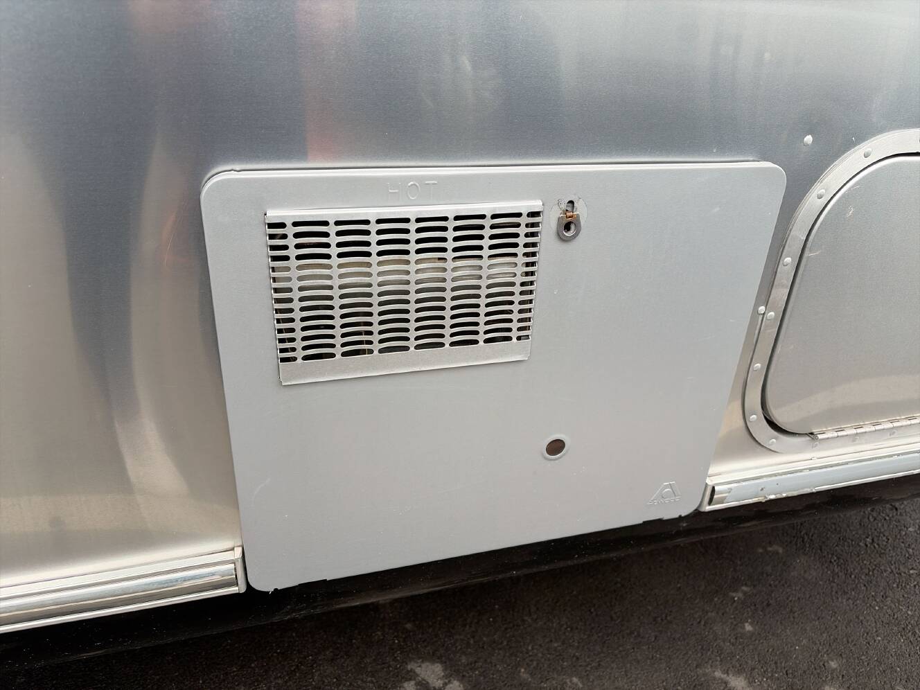 A photo of this 2017 Airstream FLYING CLOUD 25FB