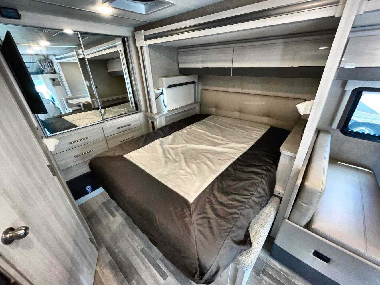 A photo of this 2023 Thor GEMINI 23TW
