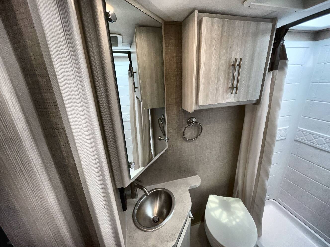 A photo of this 2023 Thor GEMINI 23TW