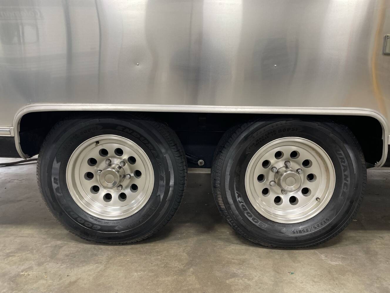 A photo of this 2018 Airstream INTERNATIONAL SIGNATURE 27FB TWIN