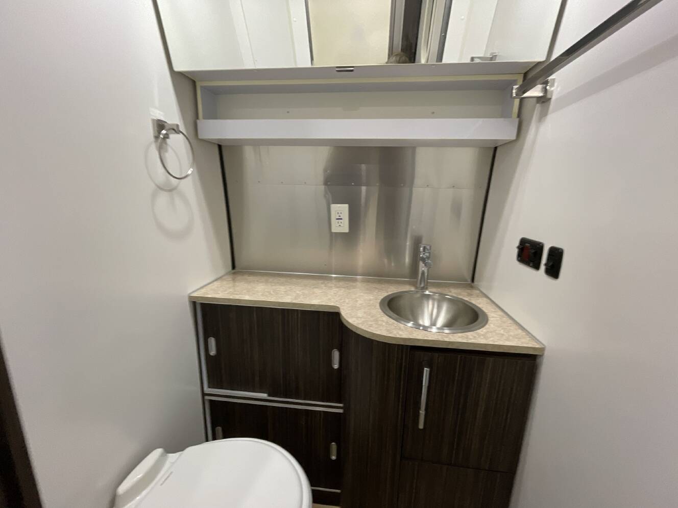A photo of this 2018 Airstream INTERNATIONAL SIGNATURE 27FB TWIN
