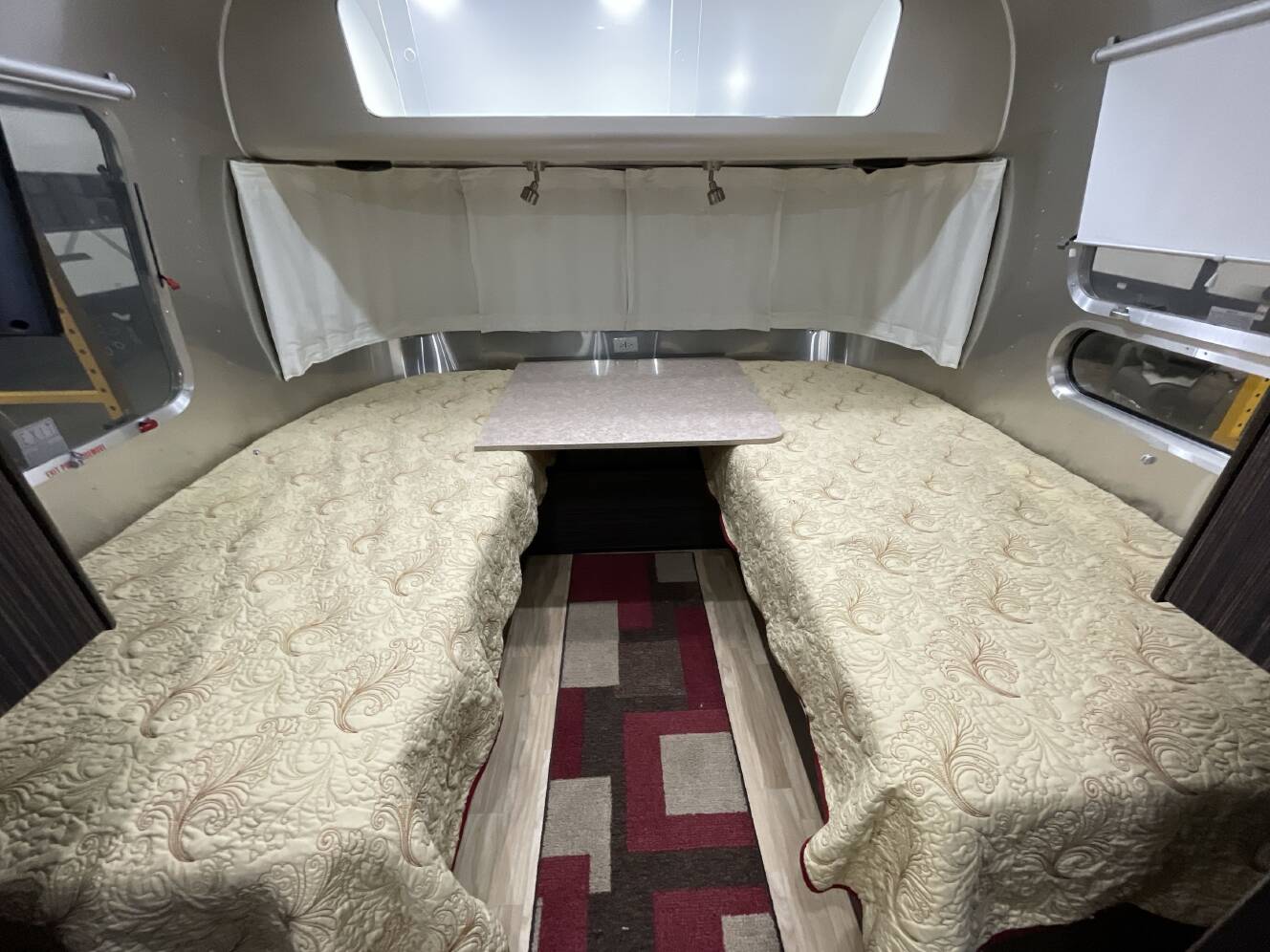 A photo of this 2018 Airstream INTERNATIONAL SIGNATURE 27FB TWIN