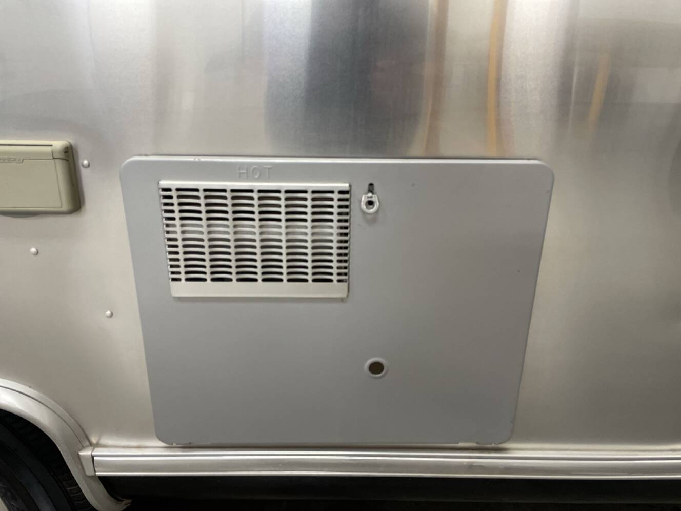 A photo of this 2018 Airstream INTERNATIONAL SIGNATURE 27FB TWIN