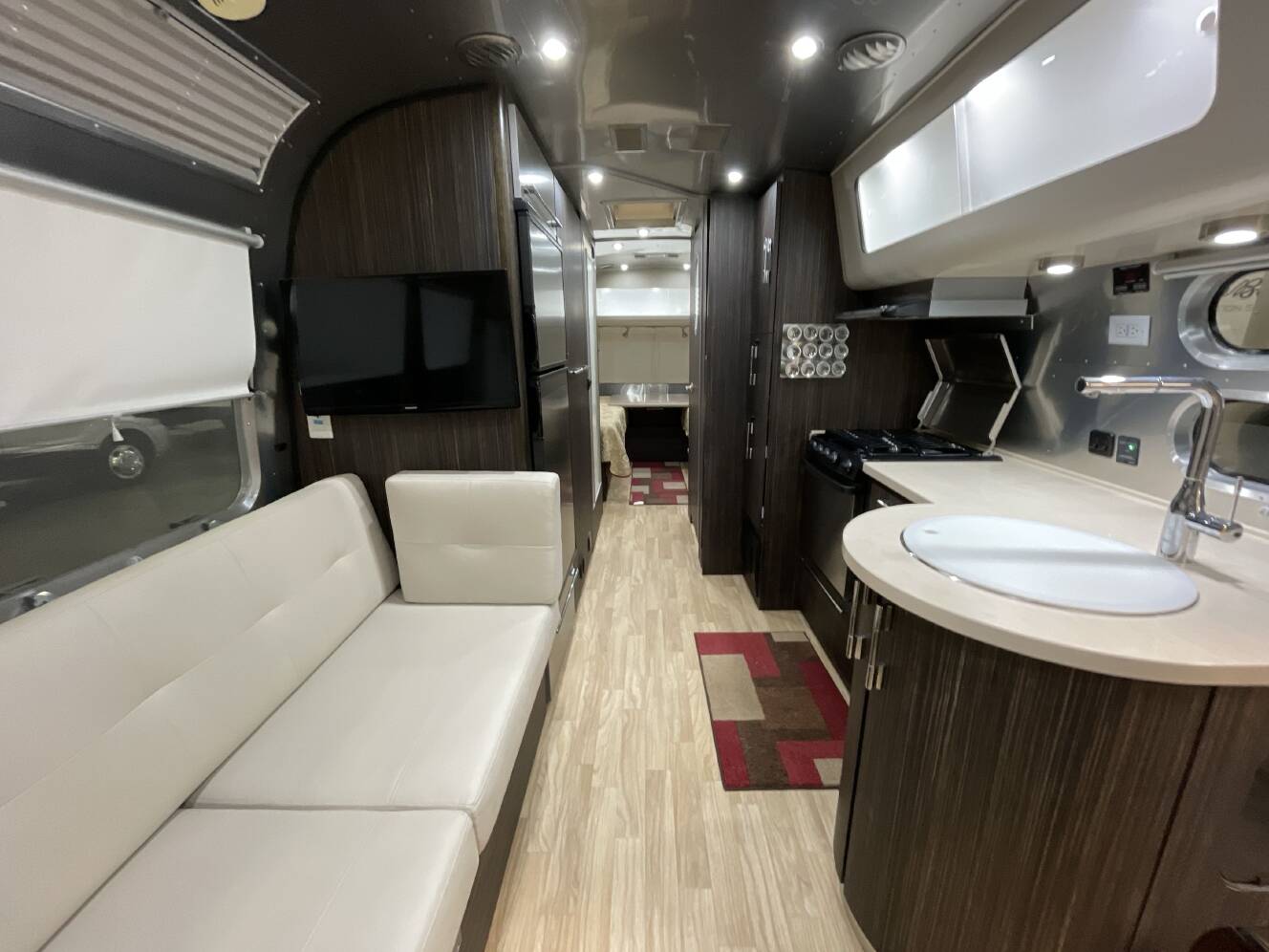 A photo of this 2018 Airstream INTERNATIONAL SIGNATURE 27FB TWIN