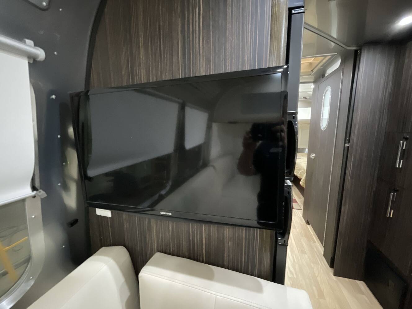 A photo of this 2018 Airstream INTERNATIONAL SIGNATURE 27FB TWIN