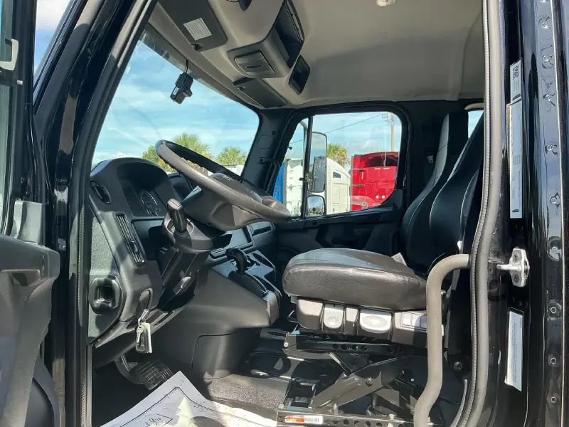 2025 FREIGHTLINER BUSINESS CLASS M2 106