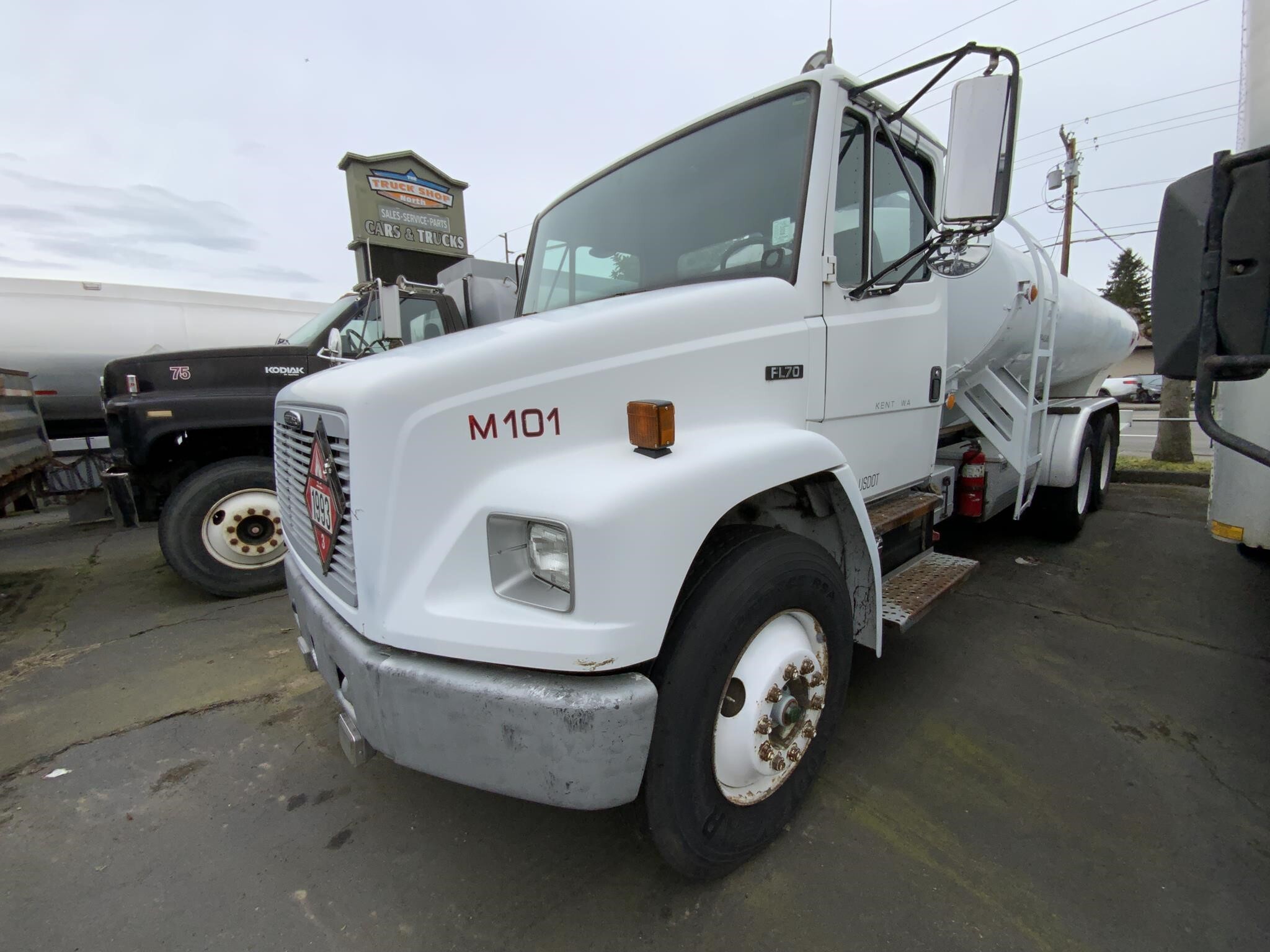 1996 FREIGHTLINER FL70 in Auburn, WA