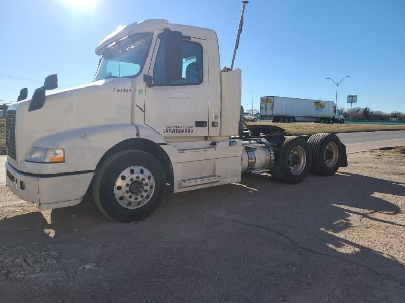 2016 VOLVO VNM64T200 in Dallas, TX