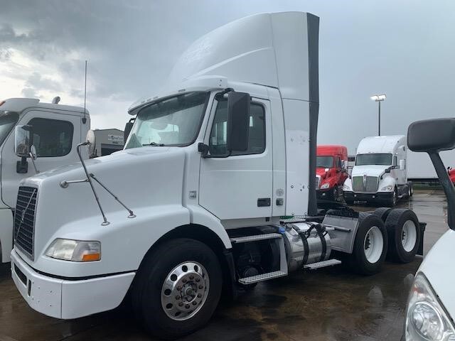2015 VOLVO VNM64T200 in Houston, TX