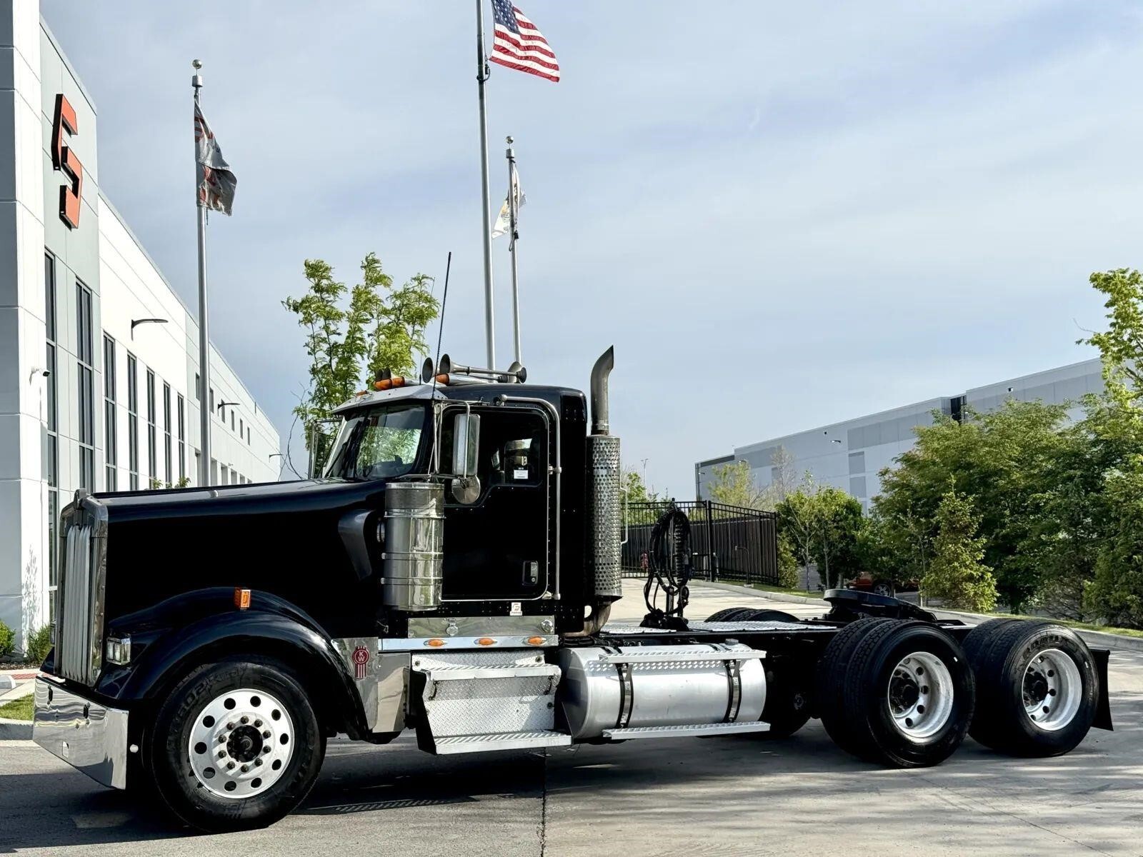 2004 KENWORTH W900 in New Lenox, IL