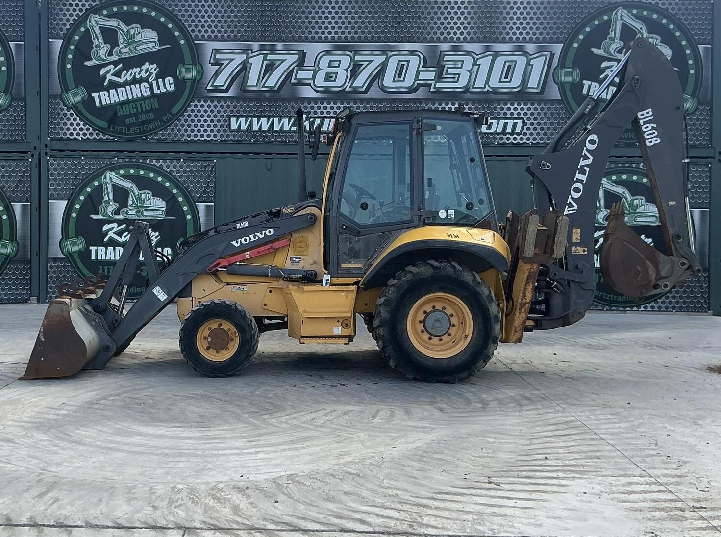 2012 VOLVO BL60B in Littlestown, PA
