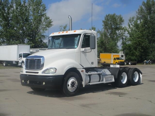 2005 FREIGHTLINER COLUMBIA in Saint Cloud, MN