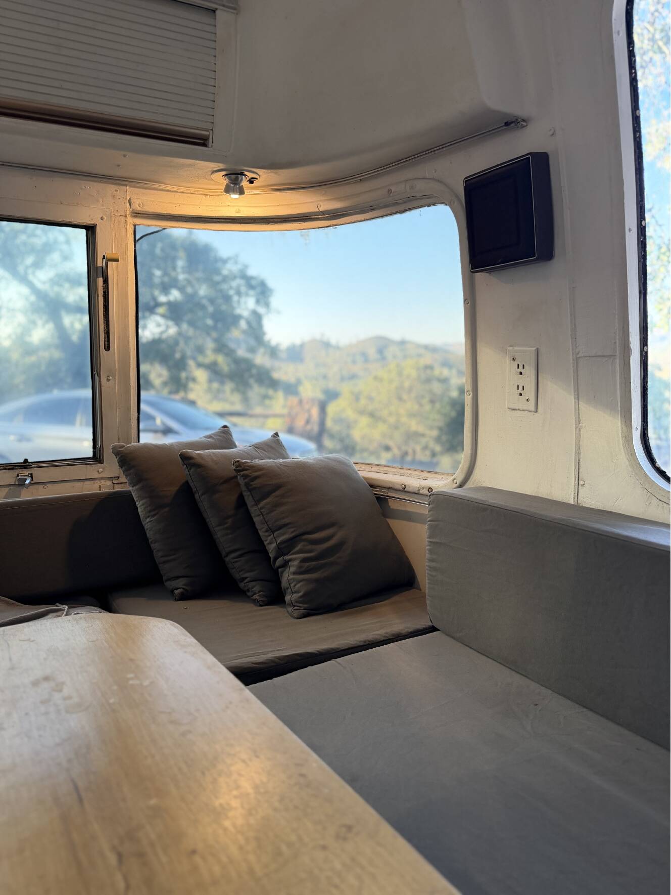 A photo of this 1983 Airstream EXCELLA 1000 30