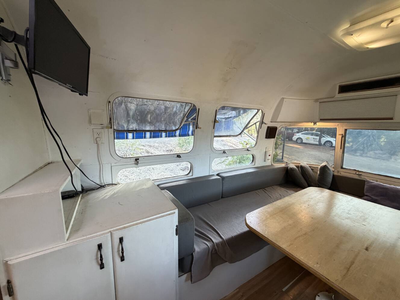 A photo of this 1983 Airstream EXCELLA 1000 30