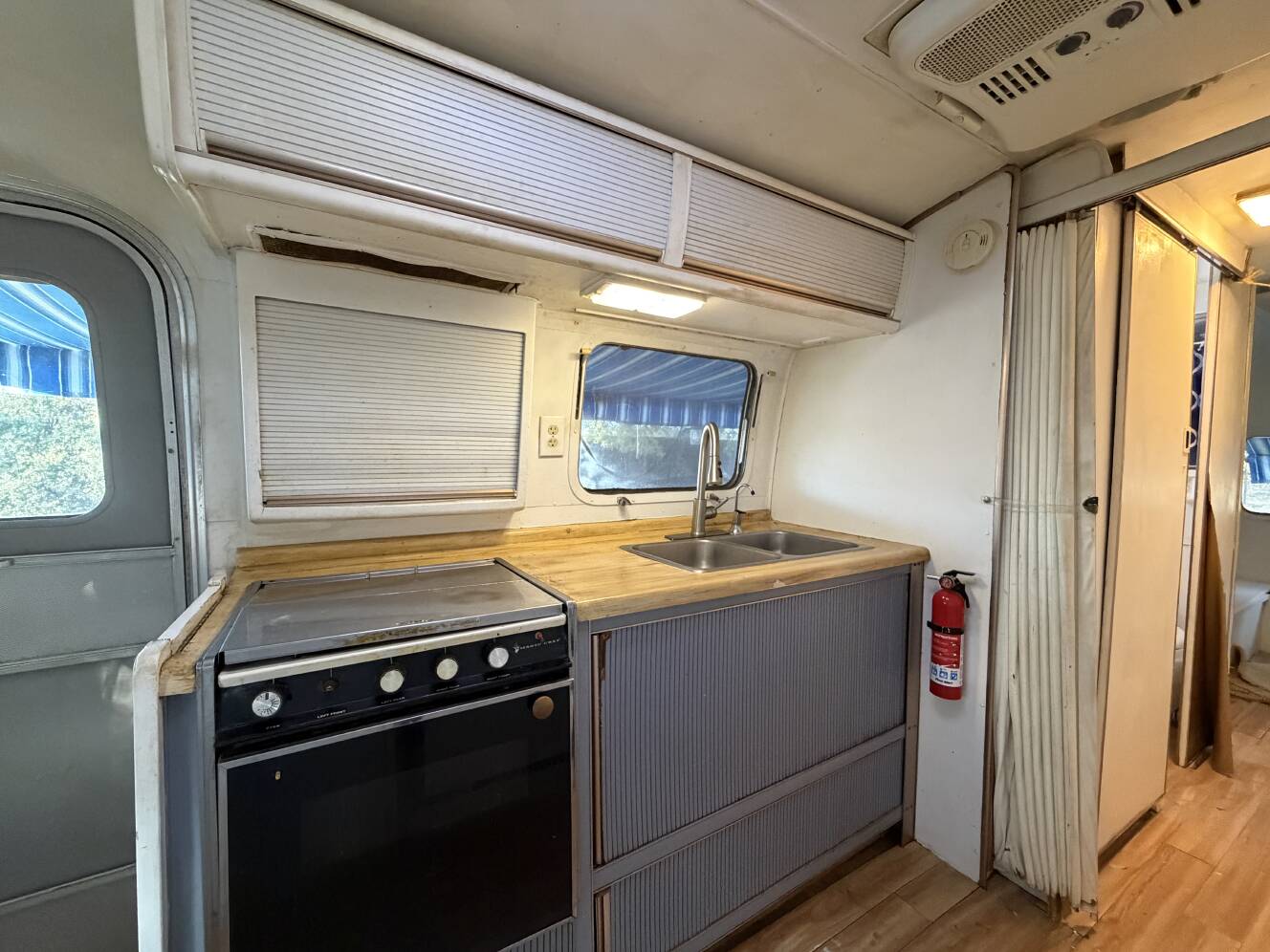 A photo of this 1983 Airstream EXCELLA 1000 30
