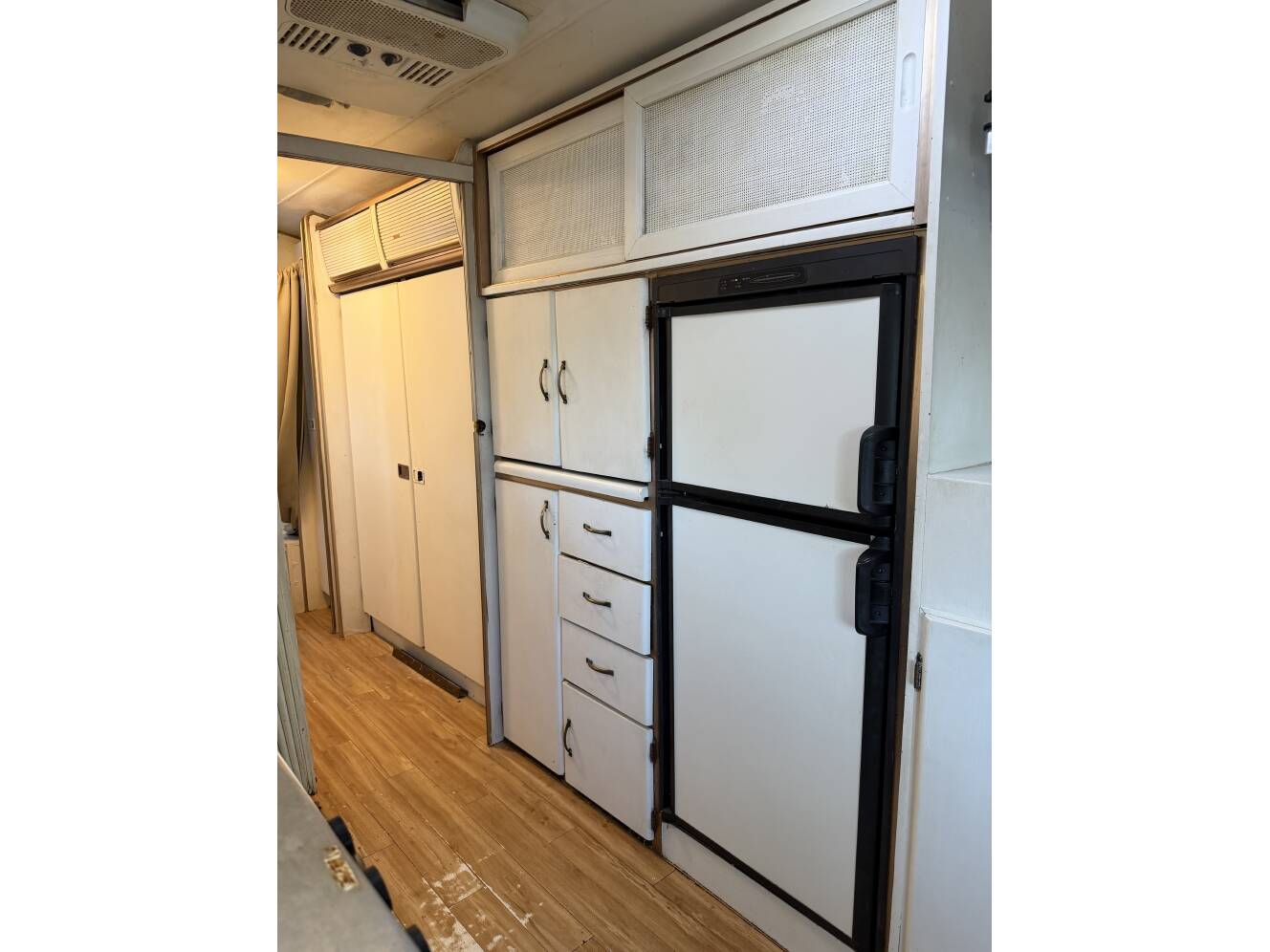 A photo of this 1983 Airstream EXCELLA 1000 30