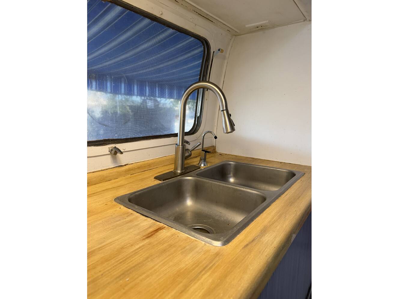 A photo of this 1983 Airstream EXCELLA 1000 30
