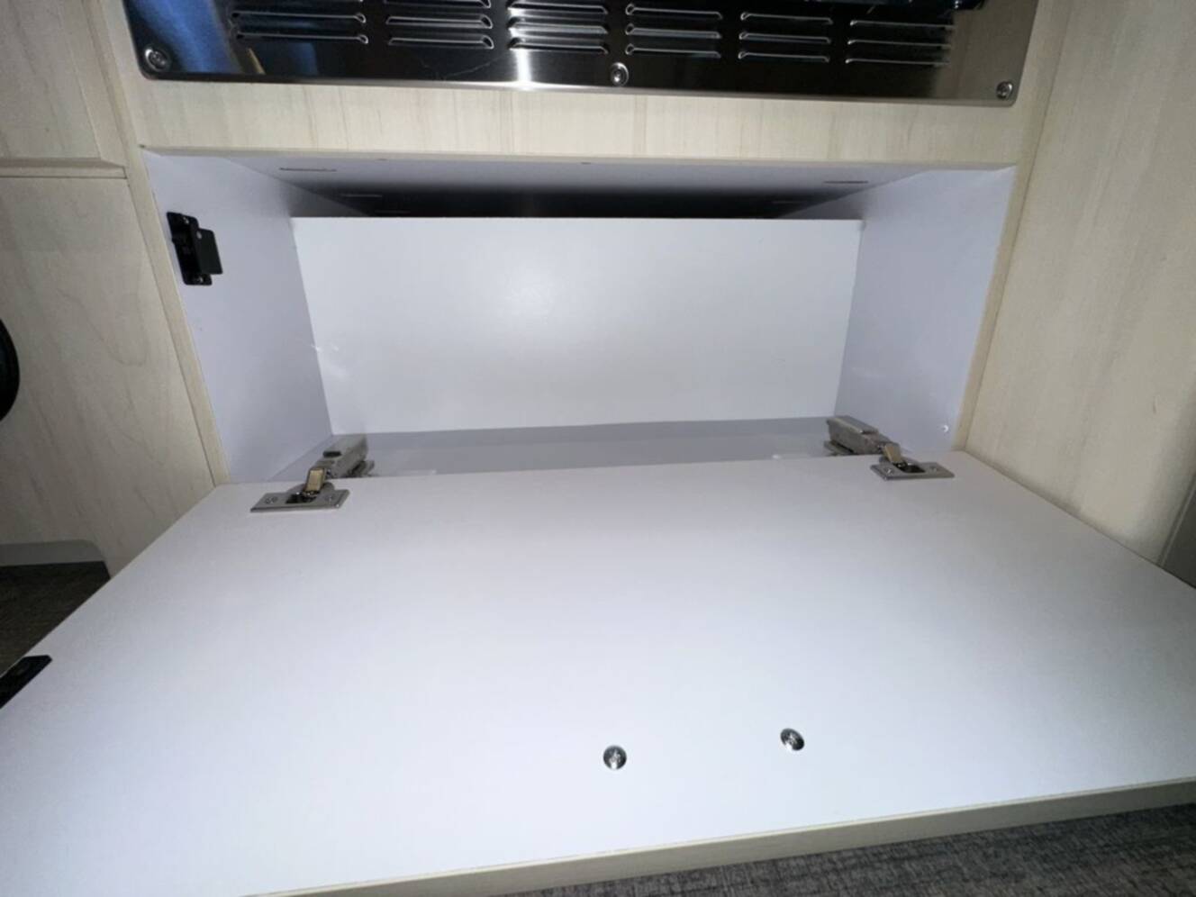 A photo of this 2025 Airstream Flying Cloud 23FBT 23FB