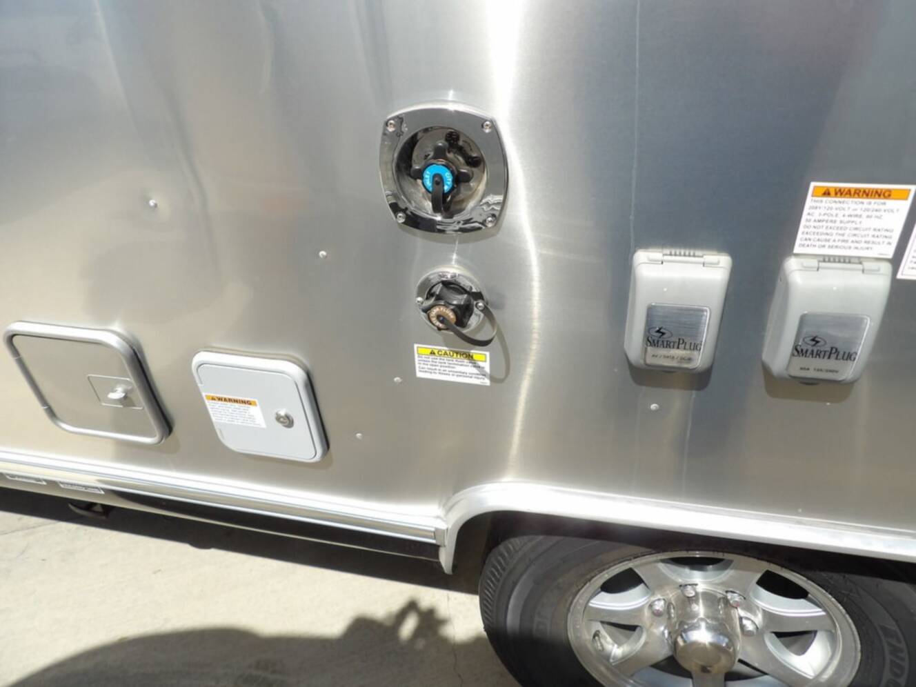 A photo of this 2025 Airstream Flying Cloud 27FB